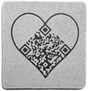 Eine QR Code Plakette für einen Grabstein auf dem Friedhof in Herzform.